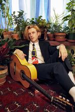Guds barn. Christopher Owens lærte at spille guitar, da han som barn turnerede Europa rundt som del af sekten Children of God. I dag er guitaren blevet hans måde at komme af med følelser og frustrationer. 