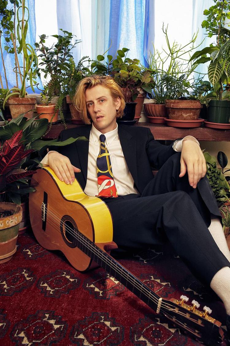 Guds barn. Christopher Owens lærte at spille guitar, da han som barn turnerede Europa rundt som del af sekten Children of God. I dag er guitaren blevet hans måde at komme af med følelser og frustrationer. 