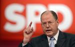 Merkels udfordrer, socialdemokraten Peer Steinbrück, kalder Berlusconi og Grillo, som begge fik gode valg i Italien, for to klovne. 