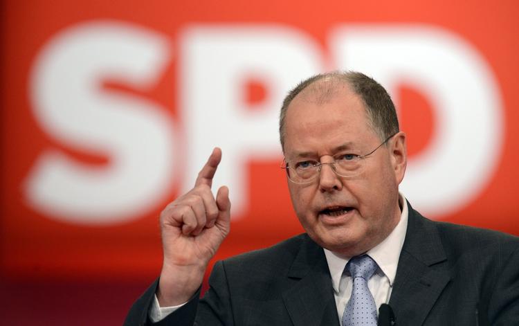 Merkels udfordrer, socialdemokraten Peer Steinbrück, kalder Berlusconi og Grillo, som begge fik gode valg i Italien, for to klovne. 
