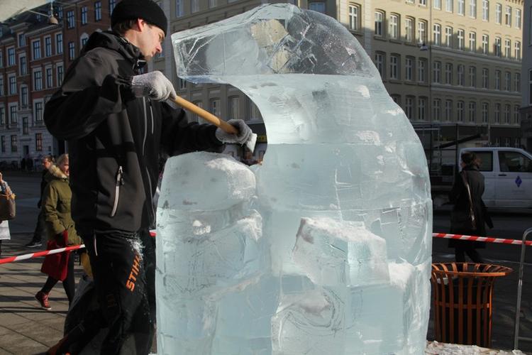 Isskulptur. Foran Planetariet opbygningen af den store isbjørneskulptur i  fuld gang. 