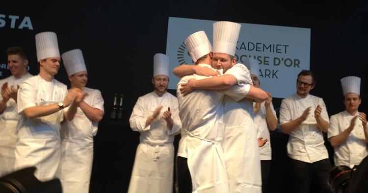 TILLYKKE. Kenneth Hansen får et stort kram, da sejren er i hus. 