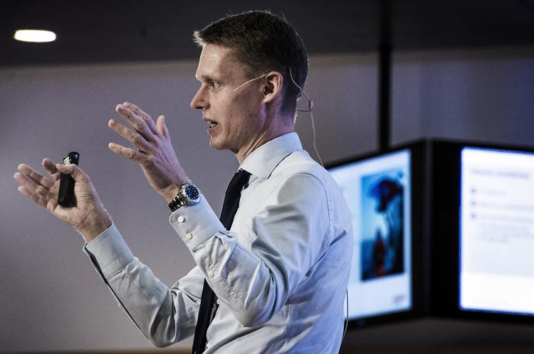 Kæmpeunderskud. Dongs topchef, Henrik Poulsen, fremlagde i dag et regnskab, som viste et minus på 11 millioner kroner - om dagen. 