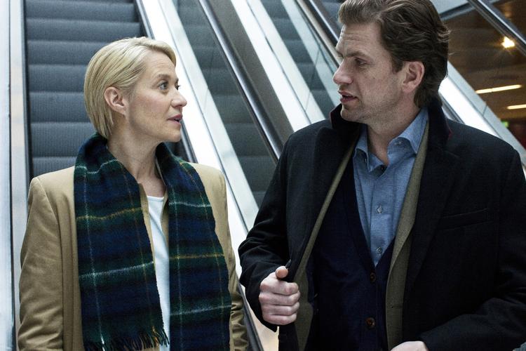 Overskygger. Med Trine Dyrholm og Nikolaj Lie Kaas satser Anette K. Olesen bredt. Men deres stjerneglans forstyrrer snarere end fylder deres roller som henholdsvis journalist og politiker. 