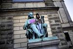 Aktion. Aktivister fra de danske uddannelsessteder har i formiddags hængt bannere på en række gamle statuer i København i protest mod SU-reformen. Statuen af Holger foran Det Kongelige Teater har fået banneret med teksten »Naturlig lighed mellem alle mennesker – SU-reformen fremmer ulighed i samfundet! « 