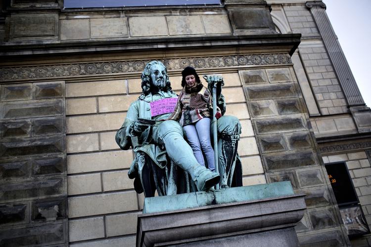 Aktion. Aktivister fra de danske uddannelsessteder har i formiddags hængt bannere på en række gamle statuer i København i protest mod SU-reformen. Statuen af Holger foran Det Kongelige Teater har fået banneret med teksten »Naturlig lighed mellem alle mennesker – SU-reformen fremmer ulighed i samfundet! « 