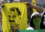 Protest. En maskeret PKK-tilhænger hylder lederen Abdullah Öcalan. 