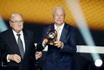 Hædret. I januar fik Franz Beckenbauer Fifa Presidential Award overrakt af Sepp Blatter, og nu har tyskeren også fået Uefa President's Award. 