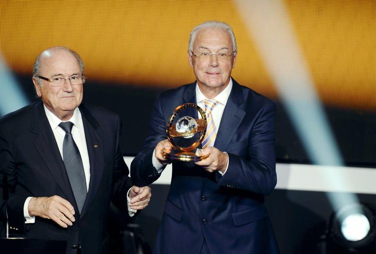 Hædret. I januar fik Franz Beckenbauer Fifa Presidential Award overrakt af Sepp Blatter, og nu har tyskeren også fået Uefa President's Award. 
