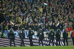 BØLLER. Selv om de ikke er inde  på stadion kan Fenerbahces tilhængere lave ballade, som Uefa må straffe. 