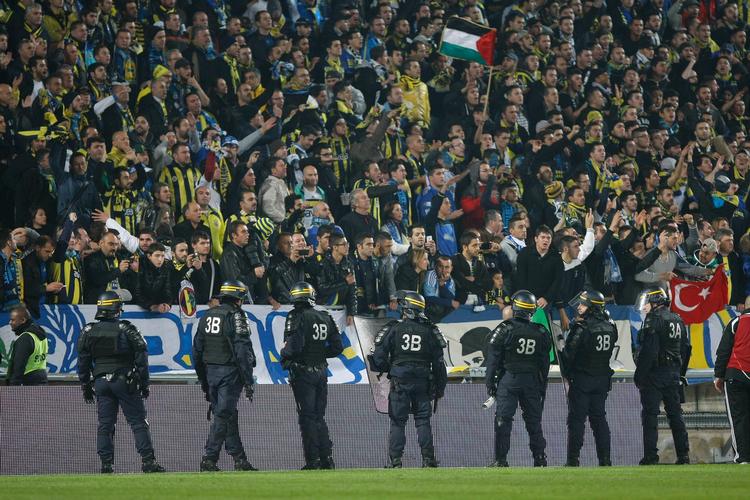 BØLLER. Selv om de ikke er inde  på stadion kan Fenerbahces tilhængere lave ballade, som Uefa må straffe. 