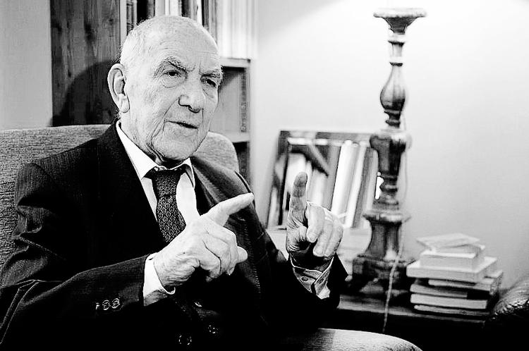 Indigneret. Stéphane Hessel var forfatter, modstandsmand, diplomat og embedsmand. 