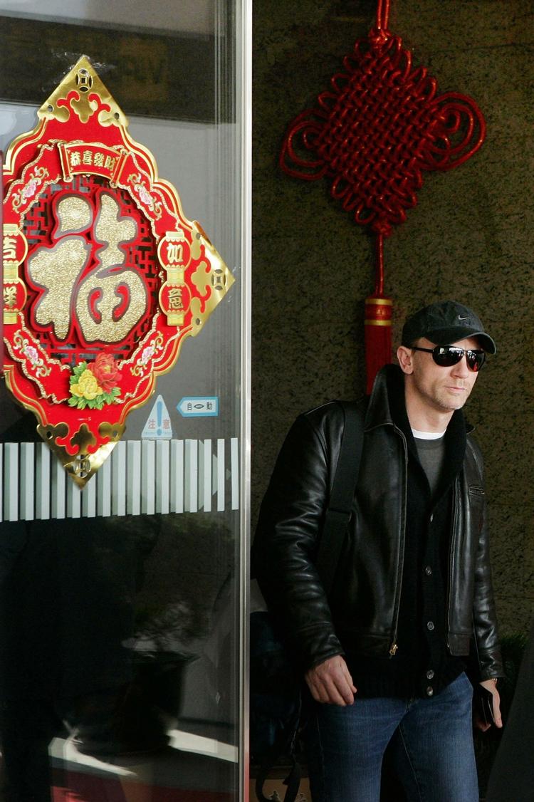 Filmagent. Daniel Craig aka. James Bond under et besøg i Beijing - nu leder de britiske efterretningstjenester efter 'virkelige' spioner, der behersker det kinesiske sprog. 