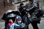 PROTEST. Folkeskolelærere stod på fortorvet foran Sortedamsskolen på Østerbro og uddelte flyers mellem kvart i 8 til ti over. 