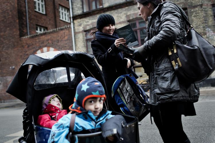 PROTEST. Folkeskolelærere stod på fortorvet foran Sortedamsskolen på Østerbro og uddelte flyers mellem kvart i 8 til ti over. 