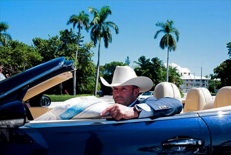 filmnegl. Jason Statham er ikke helt troværdig som texansk millionær. 