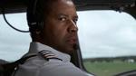 Glidebane. Denzel Washington er rystende som den stofmisbrugende pilot på glidebane, men filmen taber højde, når den forsøger sig med metafysiske  overvejelser. 