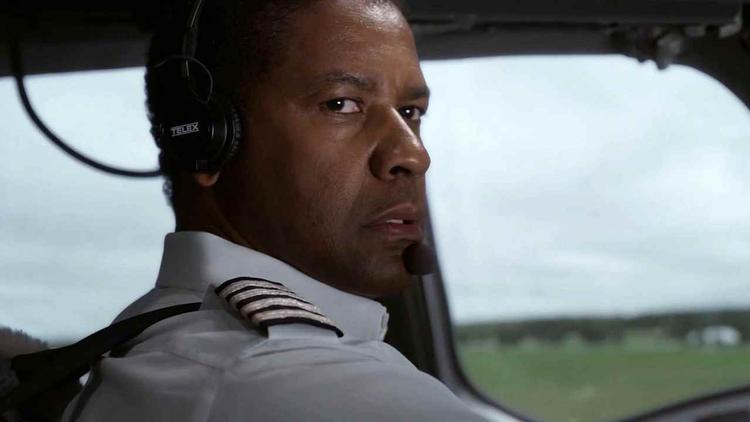 Glidebane. Denzel Washington er rystende som den stofmisbrugende pilot på glidebane, men filmen taber højde, når den forsøger sig med metafysiske  overvejelser. 