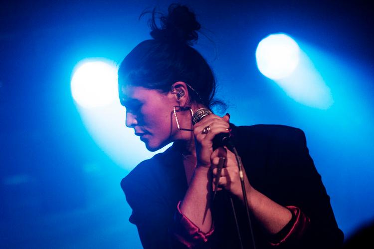 sceneskræk. Jessie  Ware bevægede sig alt for usikkert og forsigtigt på  scenen i Lille Vega, men når hun lukkede øjnene og sang, fik man glimt af den diva,  hun præsenterede på sit  debutalbum 'Devotion'. 