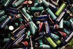 Udsmidning. Især batterier i det almindelige affald er et problem for miljøet. 