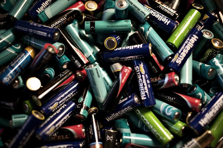 Udsmidning. Især batterier i det almindelige affald er et problem for miljøet. 