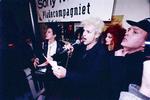 Antikommercielt. I 1997 udkom musikken fra filmen på cd, hvilket blev lanceret på Australian Bar, hvor den senere borgmester i København, Klaus Bondam (th.), spillede skurkerollen som svensk producer fra det multinationale selskab Sony Music. Men musikken udkom også på vinyl - ikke det kommercielle cd-pis - på Djarnis Records under navnet 'Frank & De skrigende halse: 'Independence'. Så 'bandet' dukkede op på Australian Bar og delte flyvesedler ud og fik folk hen til den 'rigtige' recpeption, der foregik henne om hjørnet på baren Floss i Larsbjørnsstræde.