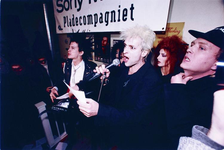 Antikommercielt. I 1997 udkom musikken fra filmen på cd, hvilket blev lanceret på Australian Bar, hvor den senere borgmester i København, Klaus Bondam (th.), spillede skurkerollen som svensk producer fra det multinationale selskab Sony Music. Men musikken udkom også på vinyl - ikke det kommercielle cd-pis - på Djarnis Records under navnet 'Frank & De skrigende halse: 'Independence'. Så 'bandet' dukkede op på Australian Bar og delte flyvesedler ud og fik folk hen til den 'rigtige' recpeption, der foregik henne om hjørnet på baren Floss i Larsbjørnsstræde.