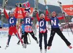 N-O-R-G-E. Midt i jublen over VM-guldet i langrendsstafetten stod de norske kvinder lidt forkert, for at kunne skrive 'NORGE' - og så manglede de træneren. Marit Bjørgen hopper længst mod venstre. 