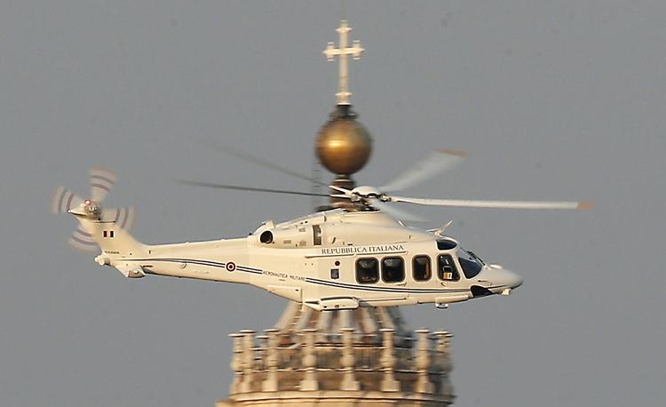 Farvel. Sådan tager man behørigt afsked med sin arbejdsplads. I en hvid helikopter. 