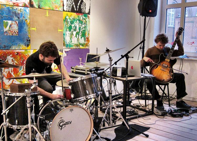 iderigdom.  Den finske duo  haUtUllin er  rendyrket  avantgarde.  Deres  debutplade er  udfordrende,  men bag støjen er der masser  af poesi. 