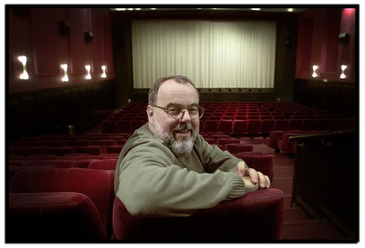 Fødselar. Dansk filmkritiks grand old man, fotograferet i 'filmens kongelige teater', 'Grand'. 