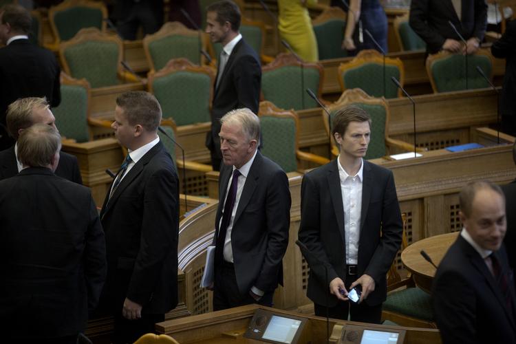 Bunden. »Nogle siger nu, at vi burde gå ud af regeringen, men hvad i alverden skulle det hjælpe?«, spørger politisk ordfører Jesper Petersen (SF), der her ses sammen med udenrigsminister Villy Søvndal. 