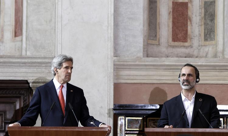 Støtte. Den amerikanske udenrigsminister, John Kerry (tv), sammen med lederen af den syriske oppositionskoalition, Mouaz al-Khatib. 