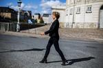 Enegang. Undervisningsminister Christine Antorini siger, at der skal undervises mere i grundskolen, og underbygger sine påstande med forskning, der peger på det modsatte, siger forskere. 