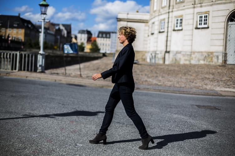 Enegang. Undervisningsminister Christine Antorini siger, at der skal undervises mere i grundskolen, og underbygger sine påstande med forskning, der peger på det modsatte, siger forskere. 