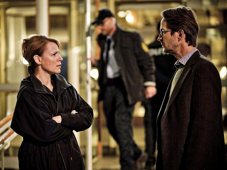 trækplaster? Universet, som  Dicte (her Iben Hjejle) udforsker i såvel romaner som tv-serie, er mørkt. Og  sælger billedet af en skummel by? 