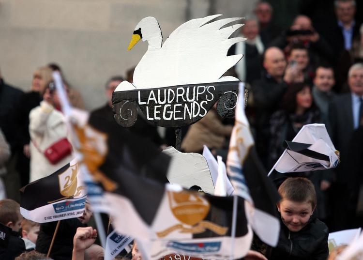 Hyldest. 'Laudrups Legends': Sejren på Wembley i søndags var Swanseas første store pokaltriumf og det foreløbige højdepunkt i klubbens 101 år lange historie. 