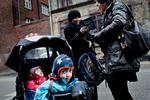 hjælp os! Folkeskolelærere over hele landet var i går på gaden for at få forældrene til at støtte deres kamp. Billedet er fra fortovet foran Sortedamsskolen i København. 