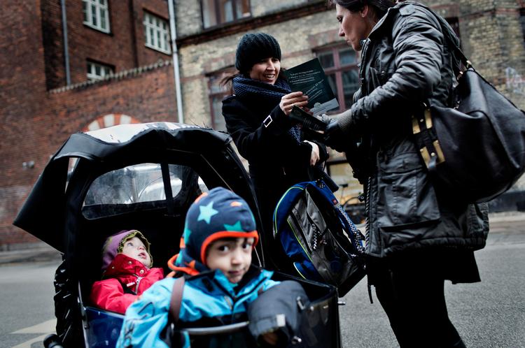 hjælp os! Folkeskolelærere over hele landet var i går på gaden for at få forældrene til at støtte deres kamp. Billedet er fra fortovet foran Sortedamsskolen i København. 