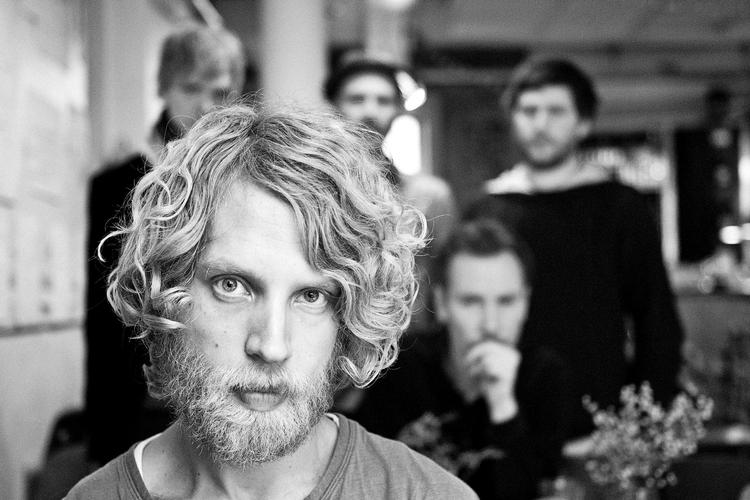 Folk. Danske Dangers of the Sea er et sammenkog af medemmer fra Saybia, Efterklang  og Slaraffenland. 