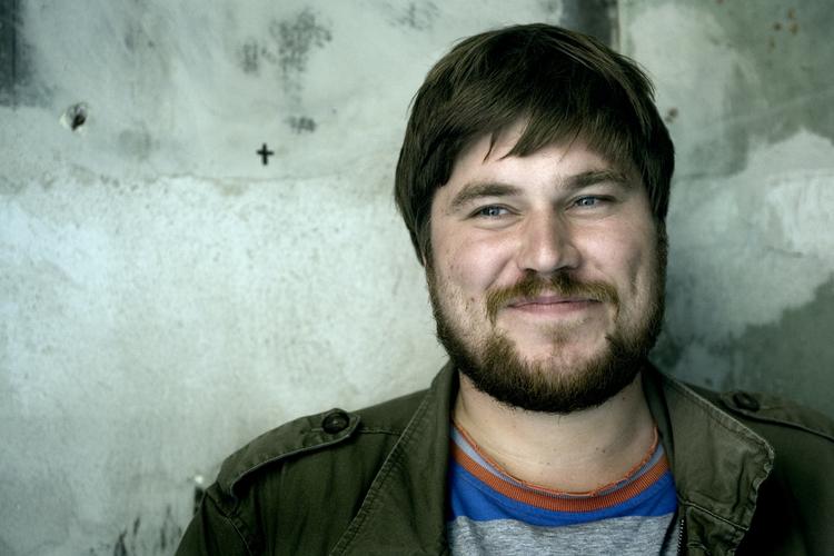 KOMIKER. Rasmus Bjerg er uddannet fra Statens teaterskole i år 2000. Han har både medvirket i teater, tv, film og reklamer. 
