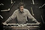 ypperlig fortolker. Man mærker et sikkert overblik og grundige analyser bag den britiske pianist Paul Lewis' ikke desto mindre følelsesstærke måde at spille  Schubert på. 