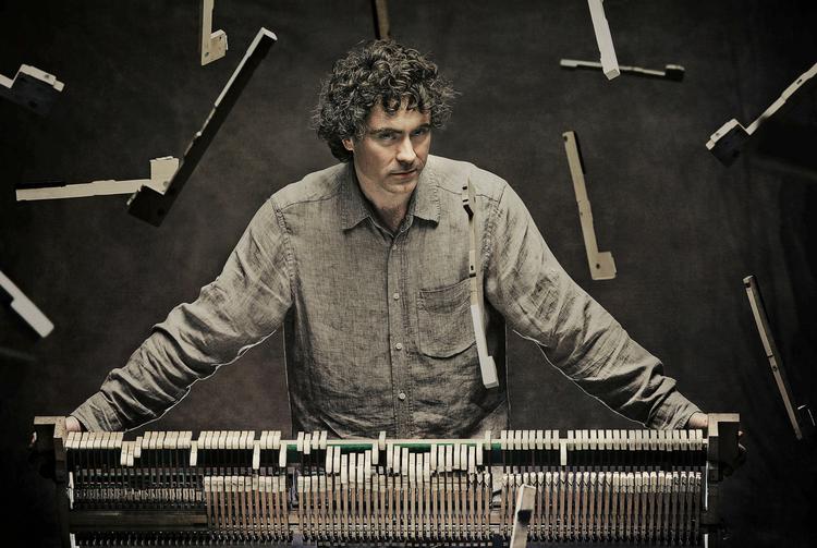 ypperlig fortolker. Man mærker et sikkert overblik og grundige analyser bag den britiske pianist Paul Lewis' ikke desto mindre følelsesstærke måde at spille  Schubert på. 