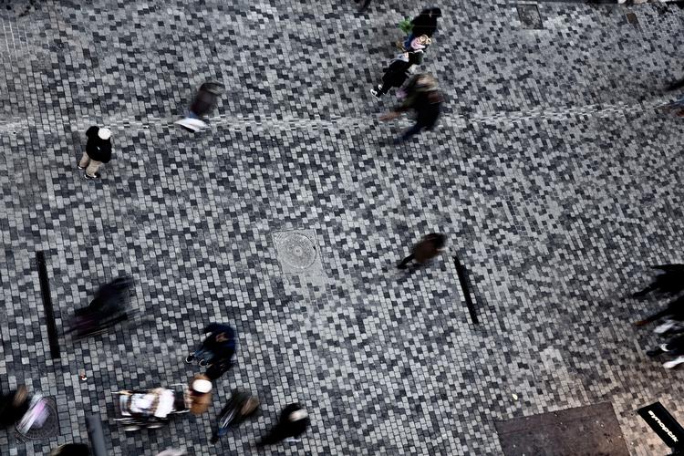 Dobbeltarbejde. I Købmagergade er der netop blevet lagt nye rør, afvandingsriste, et lag beton og granitfliser. Nu skal dele af gaden brydes op igen for at give plads til en metronedgang. 