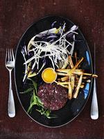 Sprødt. Persillerodsfritter og en sprød salat klæder tataren, som skal serveres helt friskskrabet. Har man en kødhakker, kan man evt. bruge inderlår i stedet for filet. 