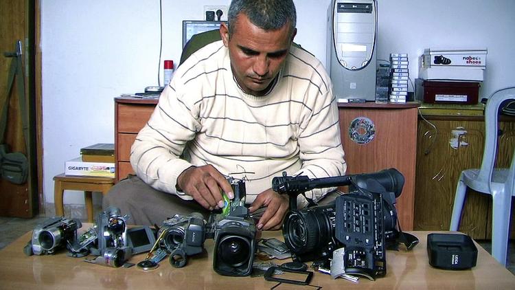 Tæt på.  '5 Broken Cameras' er palæstinenseren Emat Burnats  personlige og reflekterede historie fra konflikten med Israel. 