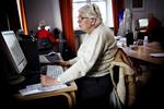 Digitalt. Borgere der i modsætning til kvinden på billedet ikke kan håndtere en computer - eller blot ikke har internetadgang - må vente væsentligt længere end andre på at finde ud af, om de skal have penge tilbage i skat. 