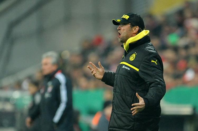 verbalt. Dortmund-træner Jürgen Klopp (th) får svar på tiltale af kollegaen fra Bayern, Jupp Heynckes (tv). 