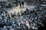 CYKELPARKERING. Folketinget har tilladt, at myndighederne må fjerne cykler, der holder til gene - for eksempel omkring togstationerne. Men det varer lidt endnu, før kommunerne går i gang med at tage cyklerne. 