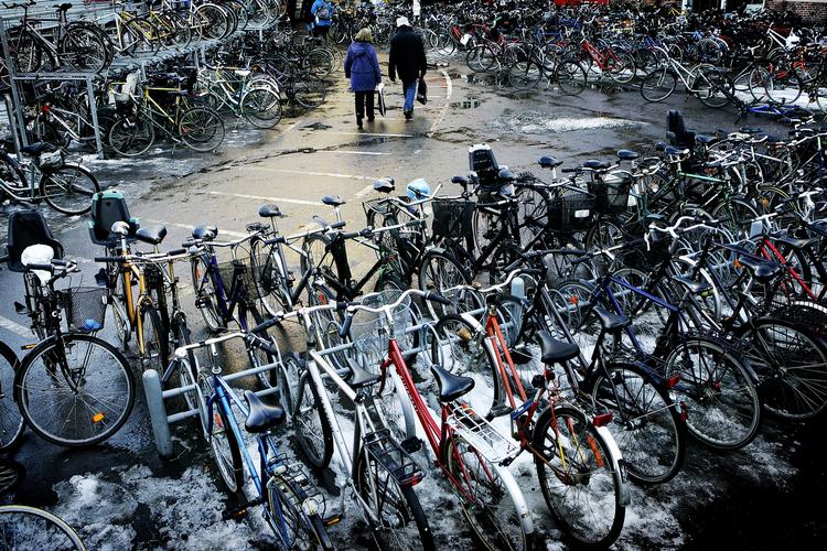 CYKELPARKERING. Folketinget har tilladt, at myndighederne må fjerne cykler, der holder til gene - for eksempel omkring togstationerne. Men det varer lidt endnu, før kommunerne går i gang med at tage cyklerne. 